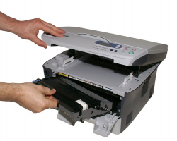 Brother DCP-7010: Toner und Bildtrommel lassen sich relativ einfach installieren...