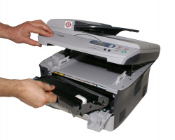 Brother DCP-7025: Toner und Bildtrommel lassen sich relativ einfach installieren...