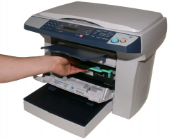 Konica Minolta PagePro 1380 MF: Man muss tief ins Gerät greifen...