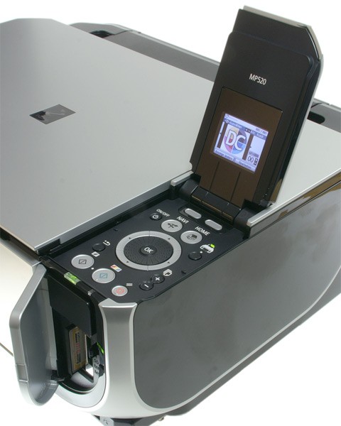Canon Pixma MP520: Das Vorschaudisplay und das Menü befinden sich rechts - darunter findet man den Speicherkartenleser.