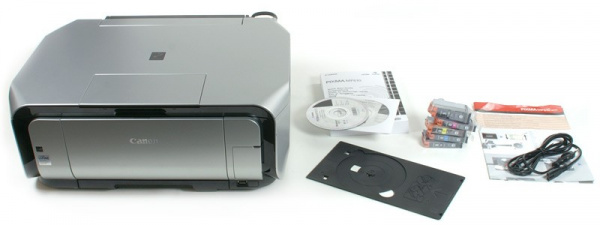 Lieferumfang Canon Pixma MP610: Handbuch, Treiber, CD-Caddy, Netzkabel, Schnellstartanleitung, fünf separate Tintenpatronen und der Druckkopf.
