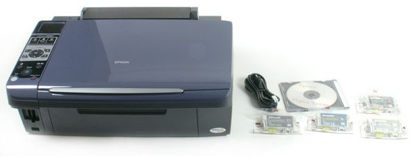 Lieferumfang Epson Stylus DX8400: Netzkabel, Treiber-CD und vier separate Tintenpatronen.