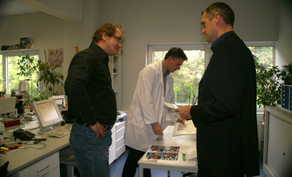 Druckerchannel bei Artech: Dr. Reinhardt, Leitung der Entwicklungsabteilung (rechts), Dr. Giovanni Manca, Tintenentwicklung (Mitte), Florian Heise, Druckerchannel.