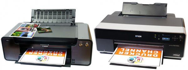 Im Vergleichstest: A3-Fotodrucker Canon Pixma Pro-1 (links) gegen Epson Stylus Photo R3000. Wie groß die Fotodrucker sind, erkennt man am A4-Foto und am Postkartenfoto auf dem Gerät.