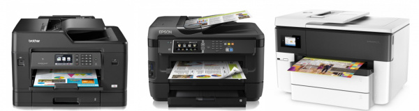 A3-Tintendrucker Brother MFC-J6930DW und seine Konkurrenz: Links der Brother MFC-J6930DW, in der Mitte der Epson Workforce WF-7620DTWF und rechts der HP Officejet Pro 7740 (Druckerbilder nicht Maßstabsgetreu).