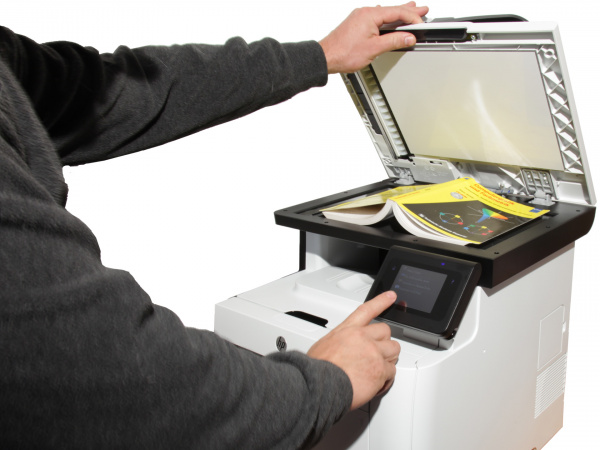 Scannen: Geräte mit CCD-Scanner (Dell, Epson und Xerox) können auch Vorlagen, wie etwa die Mitte eines aufgeschlagenen Buches noch scharf einscannen.