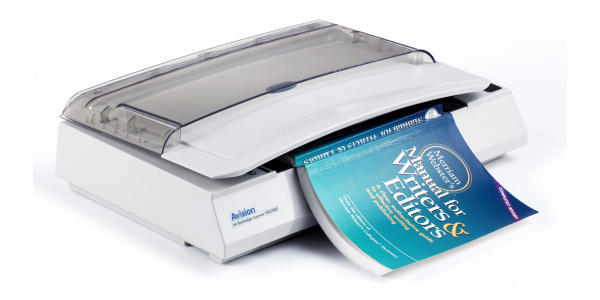 Avision FB2380E: Flachbettscanner mit CCD-Sensor und abgeschrägter Kante für einen bequemen Scan bis zum Bundsteg.