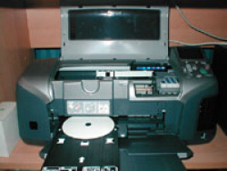 Der Drucker mit eingelegter CD/DVD Druckvorrichtung