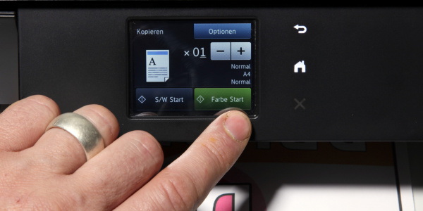 Brother DCP-J4120DW: Buttons für Farb- und S/W-Kopie sind vorhanden - ober "Optionen" wählt man die Kopierfunktionen.