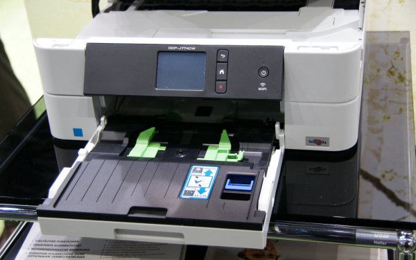 DCP-J774DW Papierzuführung: Neben der 100-Blatt-Kassette können 20 Blatt Fotopapier eingelegt werden. Für dickere Medien gibt es zudem einen hinteren Bypass.