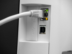 Schnittstellen: Oben Netzwerk, unten USB 2.0.