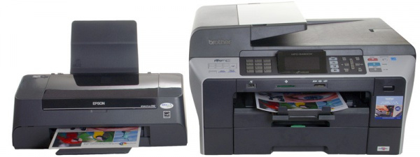 Größenvergleich: Links ein einfacher Tintendrucker (Epson Stylus D92), rechts das A3-Multifunktionsgerät Brother MFC-6490CW.