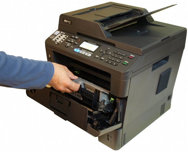 Tonerwechsel: Beim Brother MFC-8510DN muss man zunächst die komplette Druckeinheit aus dem Drucker ziehen, um eine leere Tonerkartusche gegen eine volle zu wechseln.
