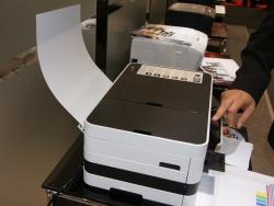 Fummelig: A3-Papier wird dem Drucker von hinten zugeführt - eine Stütze fehlt.
