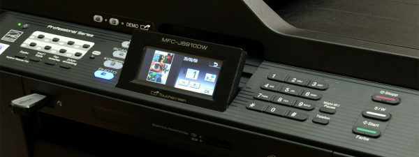 Bedienfeld des MFC-J6910DW: Zahlreiche Tasten, ein breiter Touchscreen und Cardreader sowie USB-Host.