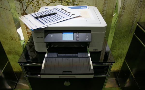 MFC-J895DW Papierzuführung: Anstatt der Fotokassette gibt es ein größeres 150-Blatt-Fach für Normalpapier.