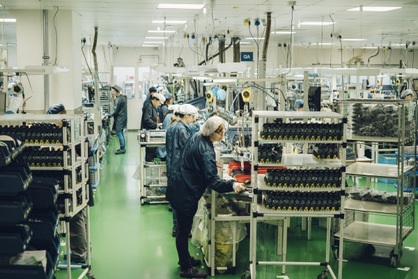 Aufbereitung im Akkord: Die Mitarbeiterinnen reinigen, prüfen und befüllen die Tonerkartuschen in mehreren Schritten. Auch ein fünfachsiger Industrieroboter kommt zum Einsatz.