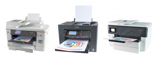 Büroboliden: A3 Officedrucker mit Pigmenttinten im Vergleichstest. Von links nach rechts:  Brother MFC-J6940DW, Epson Workforce WF-7840DTWF und HP Officejet 7740.