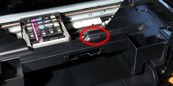 Sitz des Sensors: Hinter dieser Plastikabdeckung an der Vorderseite des Druckers ist der Sensor verbaut.