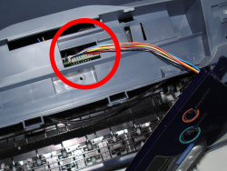 Schließlich löst man noch das Kabel des Bedienpanels an der Hauptplatine.