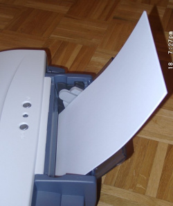 Der Papierschacht: Staub kann in den Drucker gelangen und das Papier kann sich wellen.