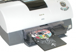CD-Druck: Für den Druck von CD- oder DVD-Rohlingen liegt ein Haltevorrichtung bei.