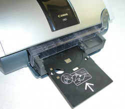 CD/DVD-Druck: Um einen Rohling zu bedrucken, muss an den Drucker zusätzlich ein Adapter gesteckt werden.