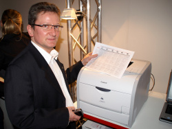 Canon i-Sensys LBP7200Cdn: Productmanager Dieter Röther zeigt den neuen Farblaser.