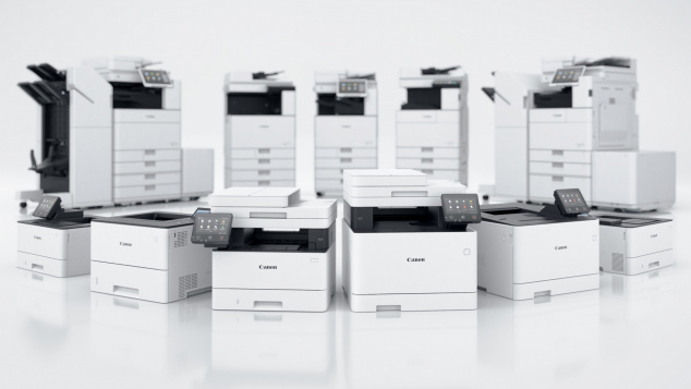 Neuheiten Herbst/2022: i-Sensys Arbeitsplatzdrucker (vorne), Imagepress-Digitaldruckmaschine (Hinten, links und rechts) und Imagerunner-Kopierer.