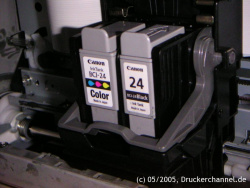 Tintenpatronen: Links die Farbkombipatrone, rechts Schwarz.
