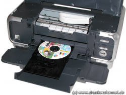 CD-Druck: Drucker aufklappen und CD-Caddy einschieben.