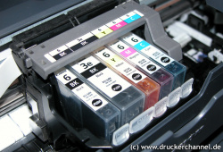 Patronensystem: Permanentdruckkopf mit drei Farb- und zwei Schwarzpatronen.