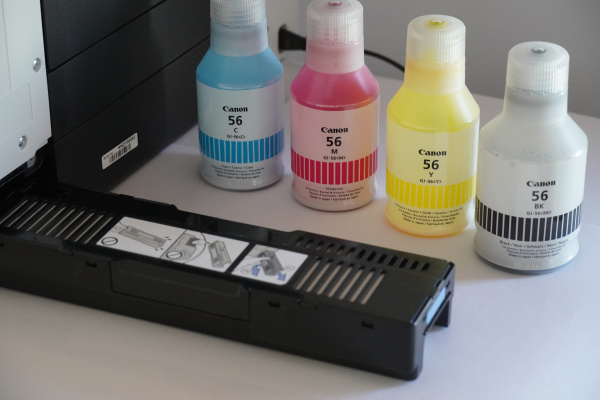 Serie GI-56: Pigmenttinten-Flaschen für 6.000 S/W- oder 14.000 Farbseiten und wechselbarer Resttintenbehälter (MC-G01).