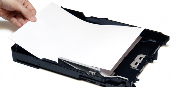 Das nervt: Schiebt man einen Papierstapel in die leere Papierkassette, bleiben die unteren Blätter an einer kleinen Erhöhung hängen.