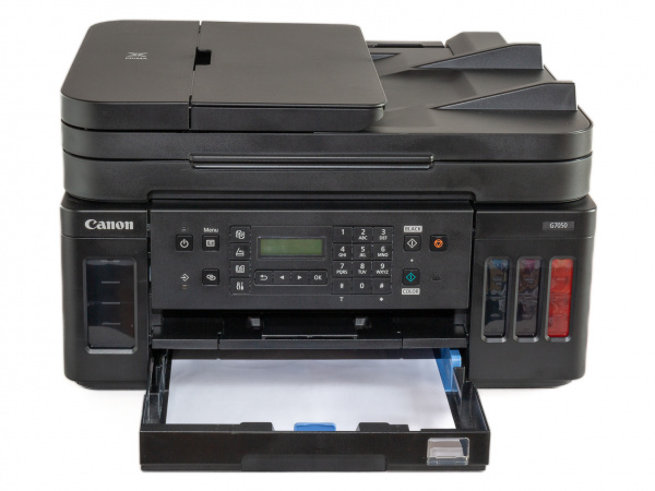 Papierkassette: Geöffnetes Papierfach für bis zu 250 Blatt Normalpapier.