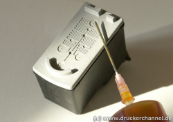 Refill erschwert: Die Druckausgleichsöffnungen sind so winzig, dass nicht einmal eine Nadel einer Spritze hindurch passt.