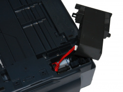 Bevor man das Netzteil komplett abnehmen kann, muss man den Stecker am Netzteil ziehen.