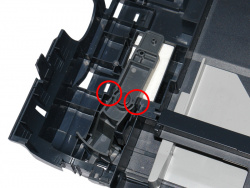 Nur eingeclipst: Lösen Sie diese zwei Clips, um den Hebel zu entfernen.