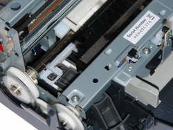 Nur bei häufigem Randlosdruck: Überschüssige Tinte kann in die zwei Schwämme ablaufen.