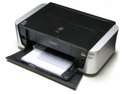 Unteres Papierfach des iP3500: Fasst 100 Blatt Papier und ist offen.