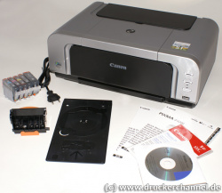 Lieferumfang: Drucker, Tinte, Druckkopf, Treiber, CD-Caddy und Handbücher.