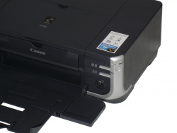 Eine mehr: Beim teureren iP4300 gibt's eine zusätzliche Taste zur Wahl der Papierzufuhr direkt am Drucker.