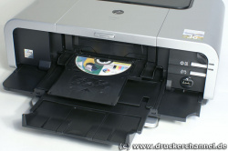 CD- und DVD-Druck: Flott verarbeitet der iP5200 bedruckbare Rohlinge.