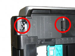Nur eingeclipst: Diese zwei Clips befestigen das Netzteil am Drucker.