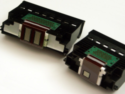 Vergleich: Druckkopf des iP8500 (links) und iP6000D (rechts).