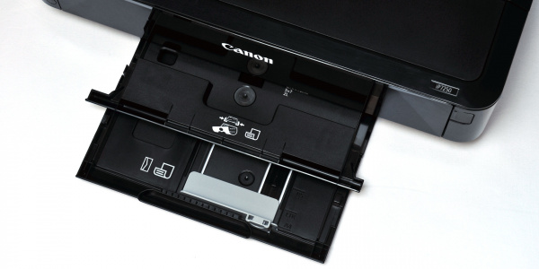 Zwei Papierfächer: Der iP7250 kann gleichzeitig Normalpapier und Fotopapier (bis 13x18 cm) aufnehmen.