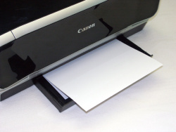 Praktisch: Im zusätzlichen Papierfach finden bis zu 150 Blatt Normalpapier Platz.