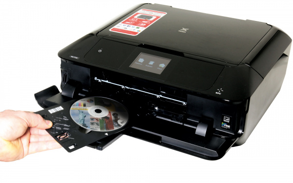 Canon Pixma MG7550: Kann CDs direkt kopieren oder von einer gestalteten PC-Vorlage drucken - den CD-Caddy findet man an der Unterseite der Fotokassette.