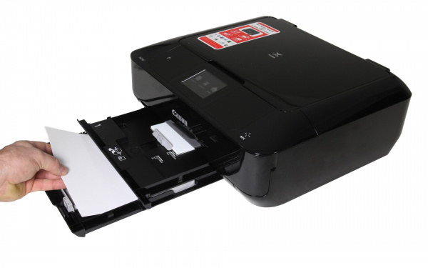 Canon Pixma MG7550: Papierkassette für 125 Blatt - sie verschwindet staubgeschützt komplett unter dem Drucker. Über der Papierkassette befindet sich ein weiterer Einschub für 10x15-cm-großes Fotopapier.