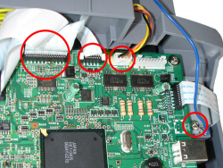 Diese vier Kabel müssen an der Hauptplatine ausgesteckt bzw. abgeschraubt werden.